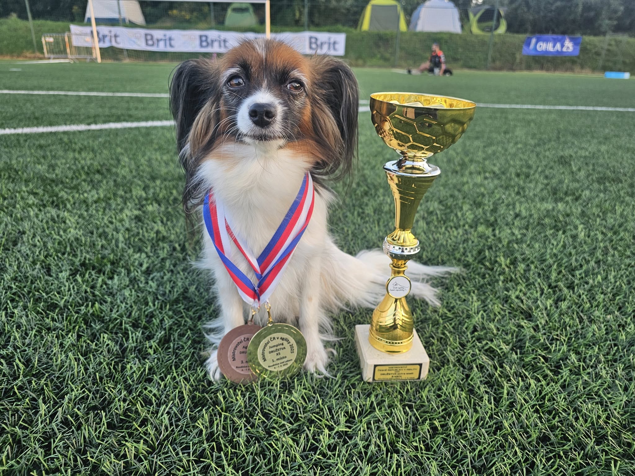 Elin s pohárem