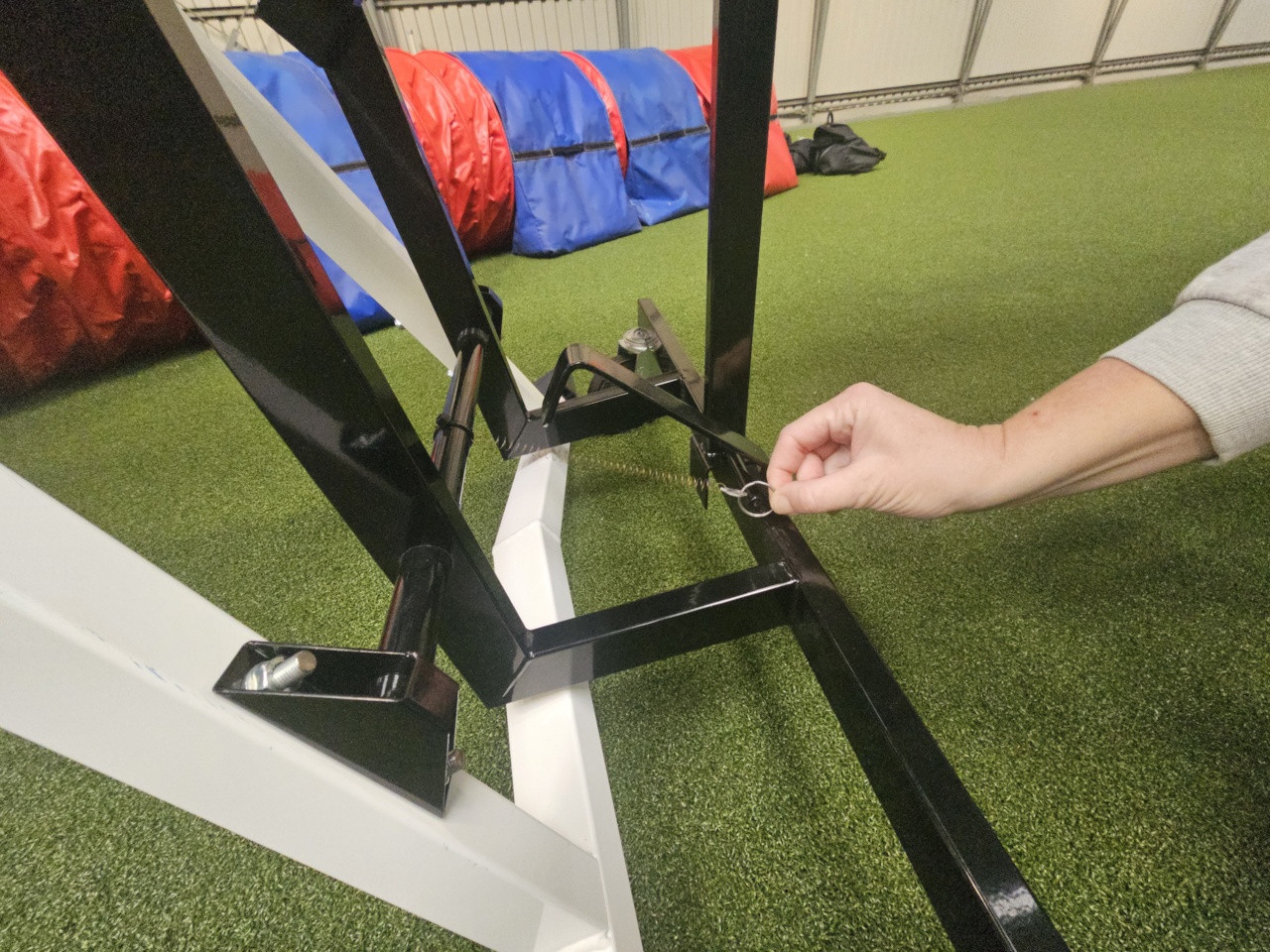 Perko s háčkem na mechanismu kladiny